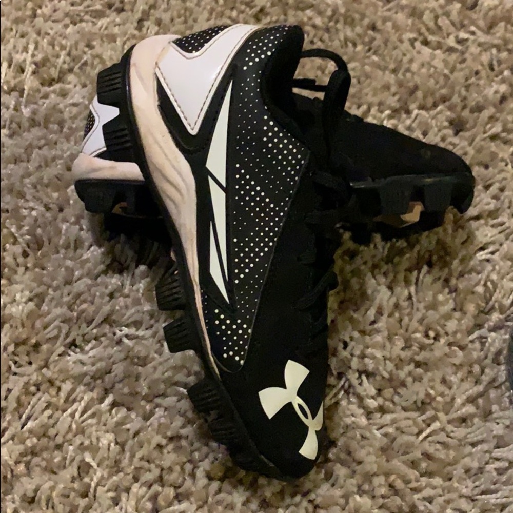 Softball shoes